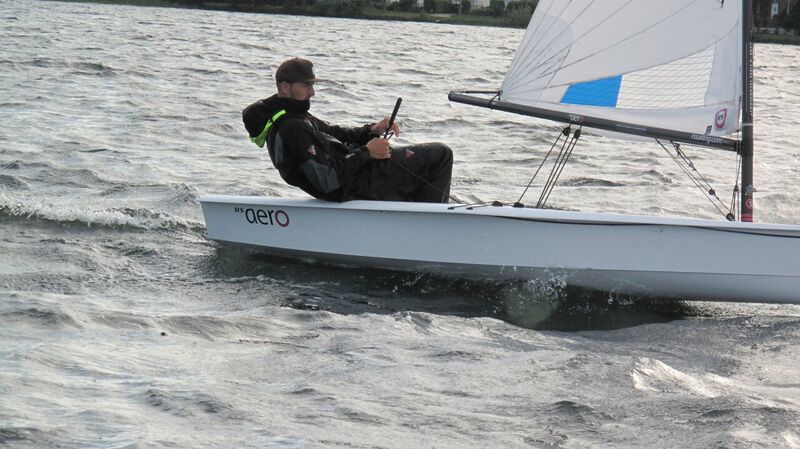 Unser Segellehrer zeigt, wie man es macht…