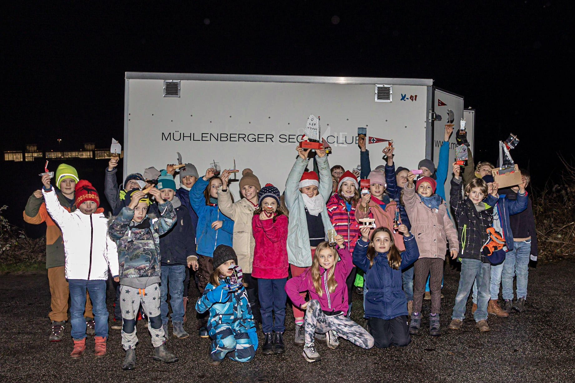 Weihnachtliche Nachwuchsbootsbauer am Start