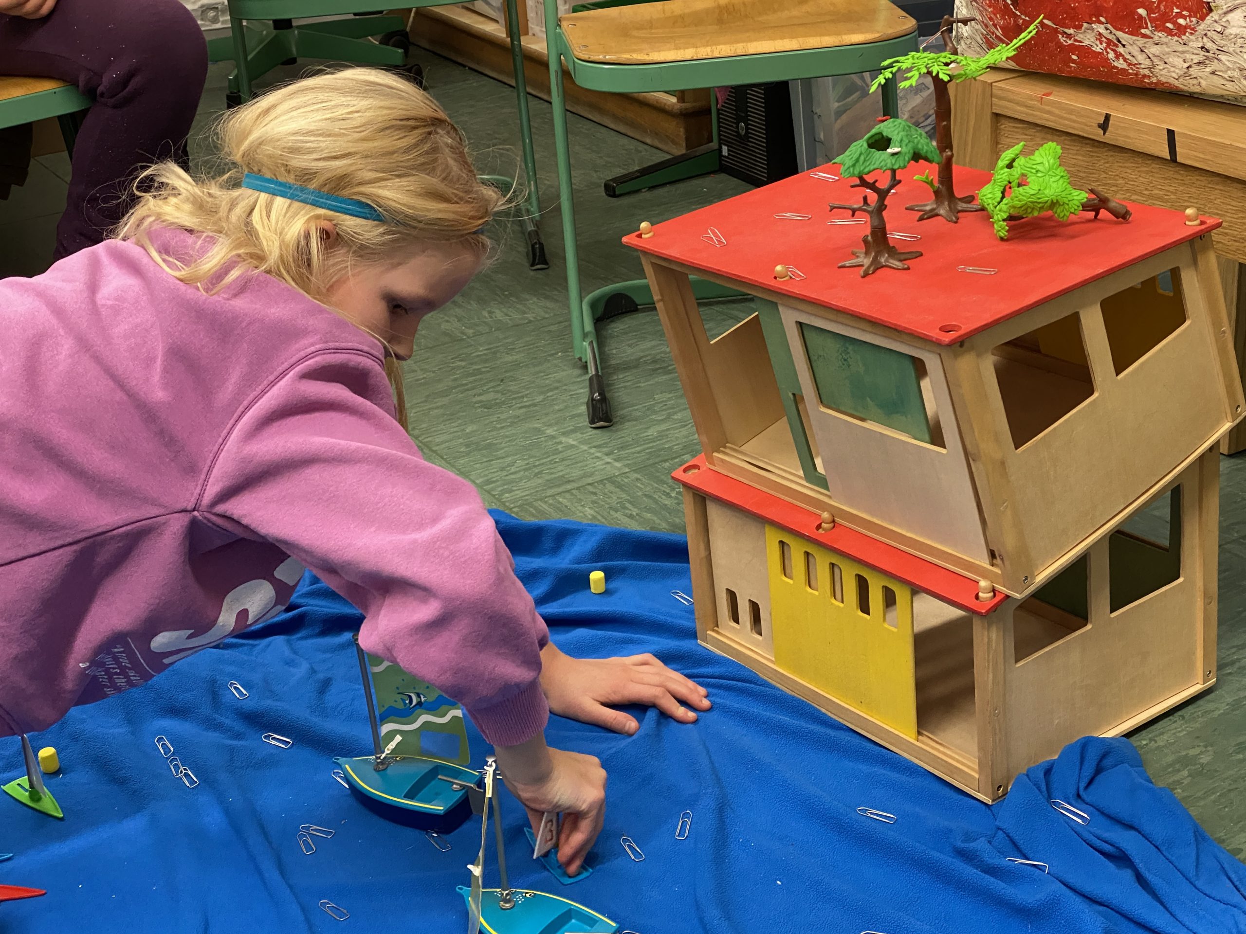 Im Gruppenraum der Gorch-Fock-Schule werden Segel gesetzt